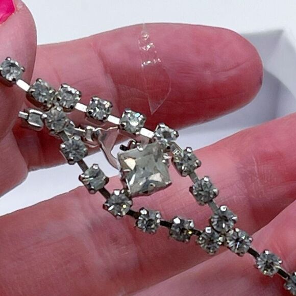 Vintage cut glass shimmering bracelet with ornate decor. - Picture 2 of 7